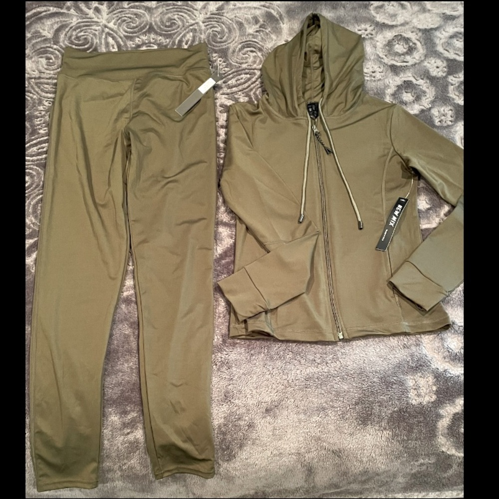 Olive green workout set! Jacket & yoga pants! Size: S/M